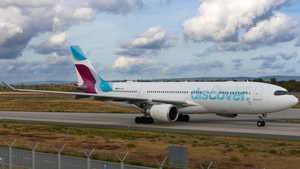 Photo of D-AXGE - Airbus A330-203 operated by Discover Airlines