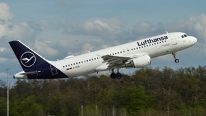 Photo of D-AIZB - Airbus A320-214 operated by Lufthansa