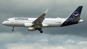 Photo of D-AIUN - Airbus A320-214 operated by Lufthansa