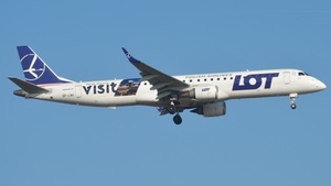 Photo of SP-LNG - Embraer ERJ-195AR operated by LOT Polish Airlines