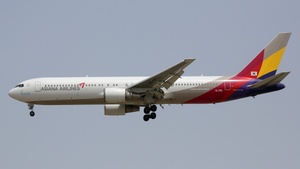 Photo of HL7515 - Boeing 767-38E operated by Asiana Airlines