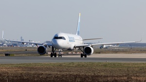 Photo of D-AIUS - Airbus A320-214 operated by Discover Airlines