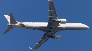 Photo of D-AZFA - Embraer ERJ-190LR operated by KLM Cityhopper (opb German Airways)