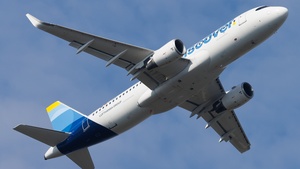 Photo of D-AIUQ - Airbus A320-214 operated by Discover Airlines