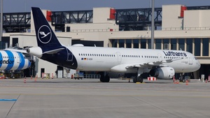 Photo of D-AISH - Airbus A321-231 operated by Lufthansa