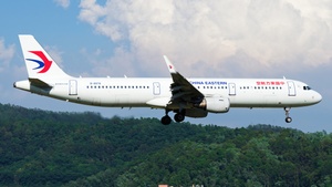Photo of B-8978 - Airbus A321-211 operated by China Eastern Airlines