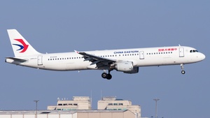 Photo of B-6330 - Airbus A321-211 operated by China Eastern Airlines