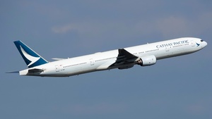Photo of B-HNS - Boeing 777-31H operated by Cathay Pacific Airways