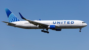 Photo of N677UA - Boeing 767-322(ER) operated by United Airlines