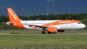 Photo of G-EZUN - Airbus A320-214 operated by easyJet