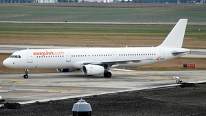 Photo of G-TTIG - Airbus A321-231 operated by easyJet