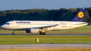 Photo of D-AIQC - Airbus A320-211 operated by Lufthansa