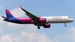 Photo with serial 10672 - Airbus A321-271NX