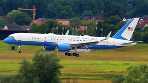 Photo of 98-0001 - Boeing C-32A operated by US Air Force