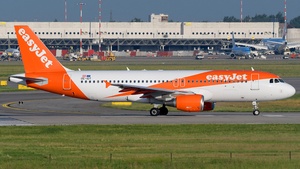 Photo with serial 6824 - Airbus A320-214