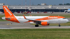 Photo of G-EJCP - Airbus A320-214 operated by easyJet