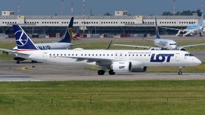 Photo of SP-LEB - Embraer ERJ-195-E2 operated by LOT Polish Airlines