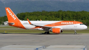 Photo of G-EZOM - Airbus A320-214 operated by easyJet