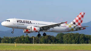 Photo of EC-NOP - Airbus A320-214 operated by Volotea