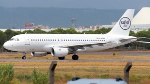 Photo of D-ASSM - Airbus A319-112 operated by Sundair