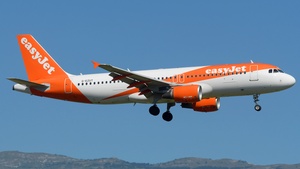 Photo of G-EZUT - Airbus A320-214 operated by easyJet