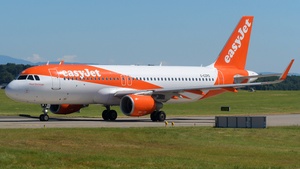 Photo of G-EZPD - Airbus A320-214 operated by easyJet