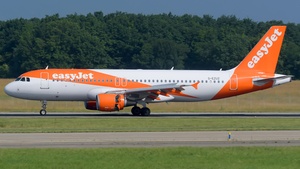 Photo of G-EZUZ - Airbus A320-214 operated by easyJet