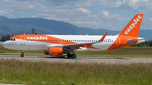 Photo of G-EZPD - Airbus A320-214 operated by easyJet