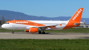 Photo of G-EZUP - Airbus A320-214 operated by easyJet