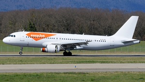 Photo of G-EJCC - Airbus A320-214 operated by easyJet