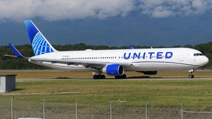 Photo of N642UA - Boeing 767-322(ER) operated by United Airlines