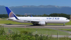 Photo of N664UA - Boeing 767-322(ER) operated by United Airlines