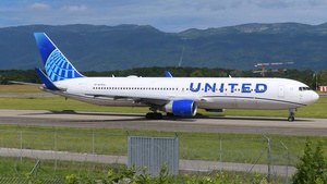 Photo of N676UA - Boeing 767-322(ER) operated by United Airlines