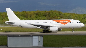 Photo of G-EJCE - Airbus A320-214 operated by easyJet