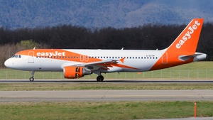 Photo of G-EZTN - Airbus A320-214 operated by easyJet