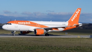 Photo of G-EZUK - Airbus A320-214 operated by easyJet