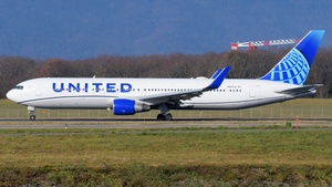 Photo of N665UA - Boeing 767-322(ER) operated by United Airlines