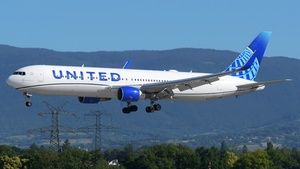 Photo of N677UA - Boeing 767-322(ER) operated by United Airlines