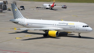 Photo of EC-OFY - Airbus A320-214 operated by Vueling