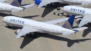 Photo of N217UA - Boeing 777-222(ER) operated by United Airlines