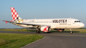 Photo of EC-OOC - Airbus A320-214 operated by Volotea