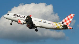 Photo of EC-NNY - Airbus A320-214 operated by Volotea