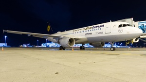 Photo of D-AIZB - Airbus A320-214 operated by Lufthansa