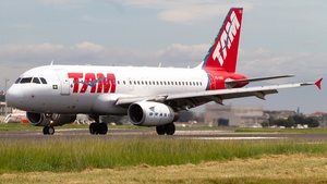 Photo of PR-MBU - Airbus A319-132 operated by TAM Linhas Aéreas