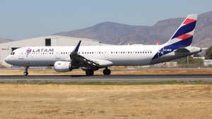 Photo of CC-BEE - Airbus A321-211 operated by LATAM Airlines