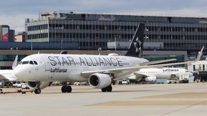 Photo of D-AIUA - Airbus A320-214 operated by Lufthansa