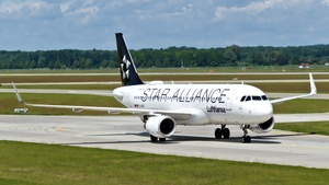 Photo of D-AIZN - Airbus A320-214 operated by Lufthansa