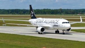 Photo of D-AIZN - Airbus A320-214 operated by Lufthansa