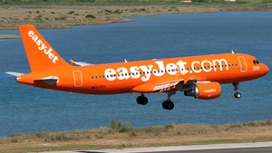 Photo of G-EZUI - Airbus A320-214 operated by easyJet