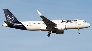 Photo of D-AIWJ - Airbus A320-214 operated by Lufthansa